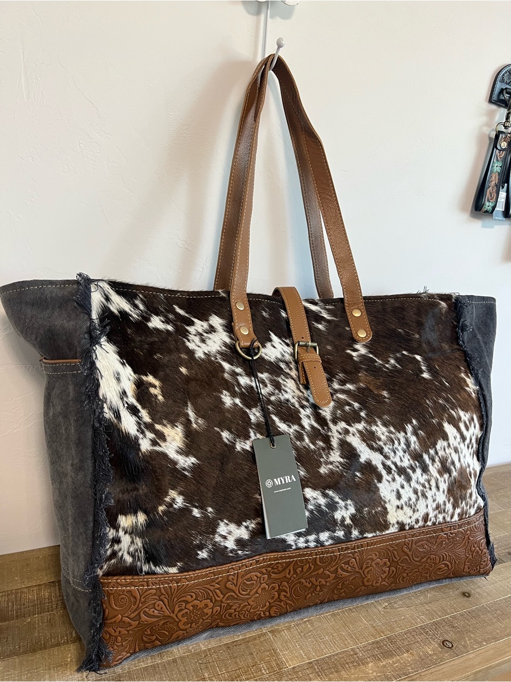 Myra Western Weekender Bag Cowhide Leather Duffel Travel Carry On Boho Cowgirl - Picture 6 of 10